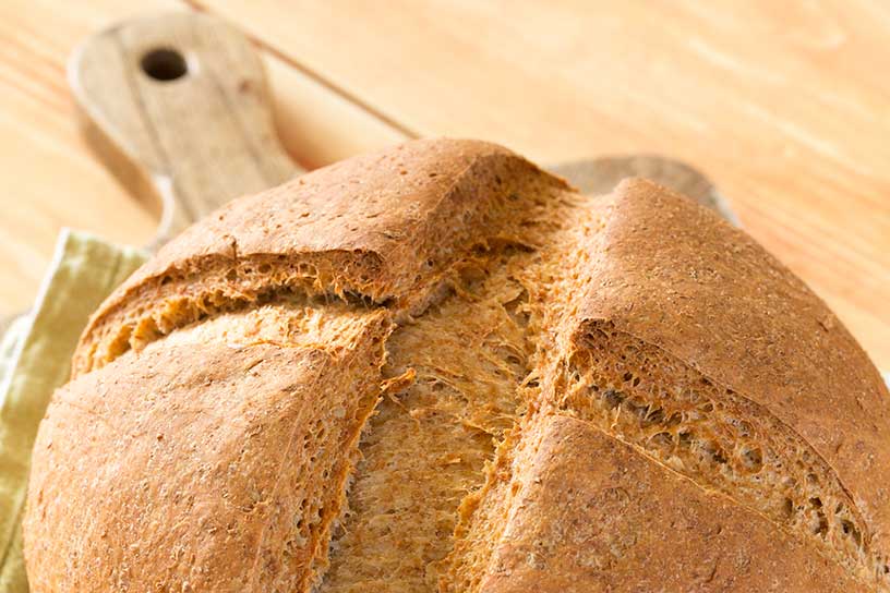 vers gebakken brood op theedoek